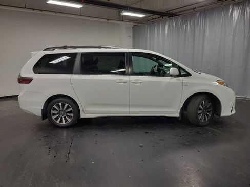 Used 2020 Toyota Sienna LE image 9
