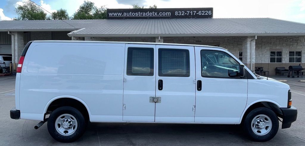Used 2017 Chevrolet Express 2500 Extended RWD image 5