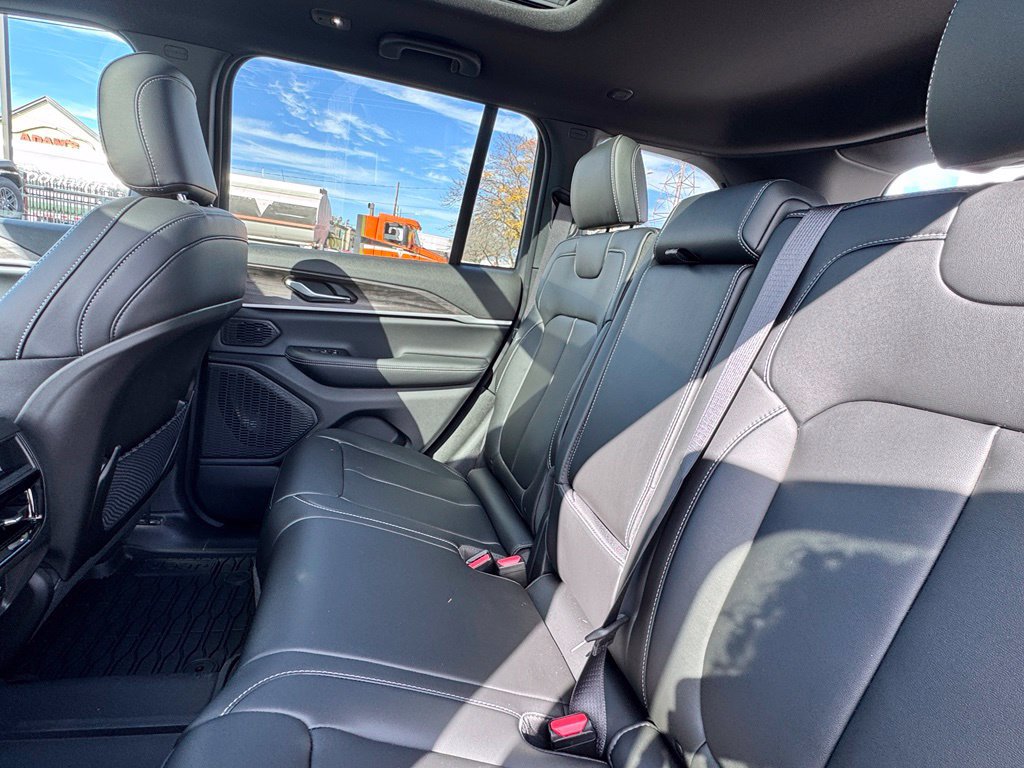 New 2026 Jeep Grand Cherokee Limited w/ Limited Altitude Package AWD/4WD image 17