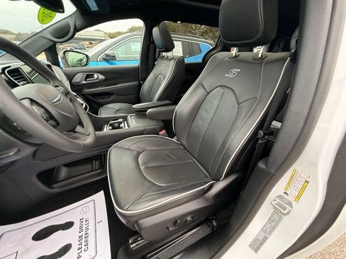 Certified 2025 Chrysler Pacifica Limited image 9