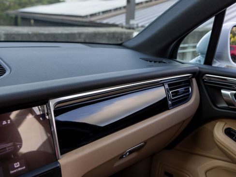 Certified 2025 Porsche Macan image 33