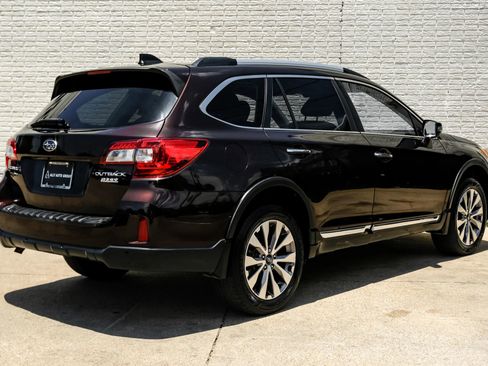 Used 2017 Subaru Outback 2.5i Touring AWD/4WD image 8