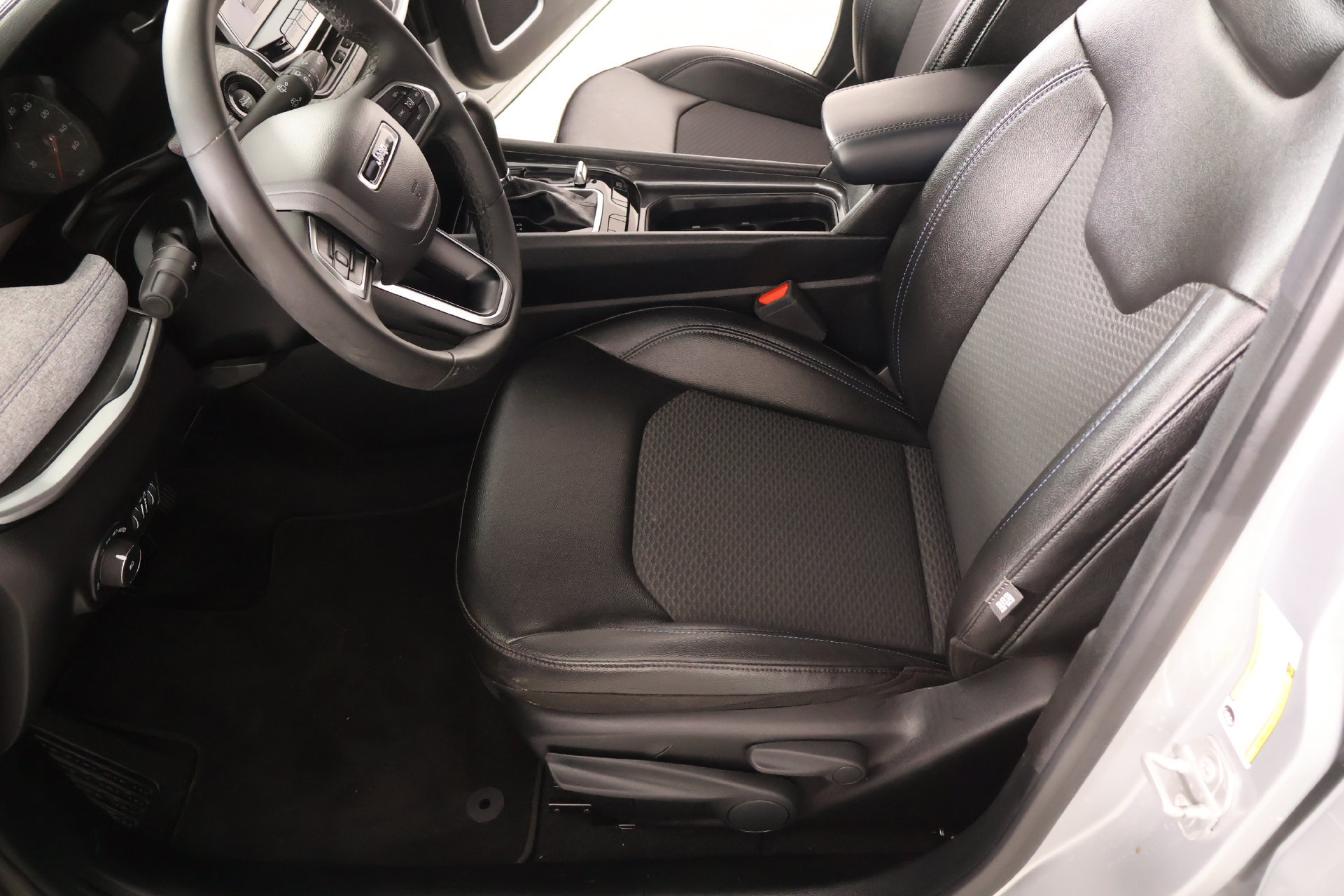 Used 2025 Jeep Compass Latitude AWD/4WD image 10