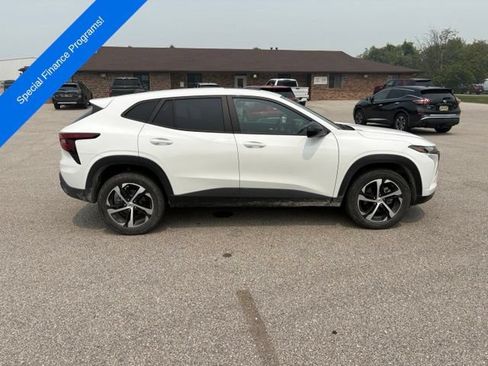 Used 2024 Chevrolet Trax RS w/ Sunroof Package FWD image 7