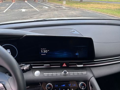 Used 2025 Hyundai Elantra SEL image 17