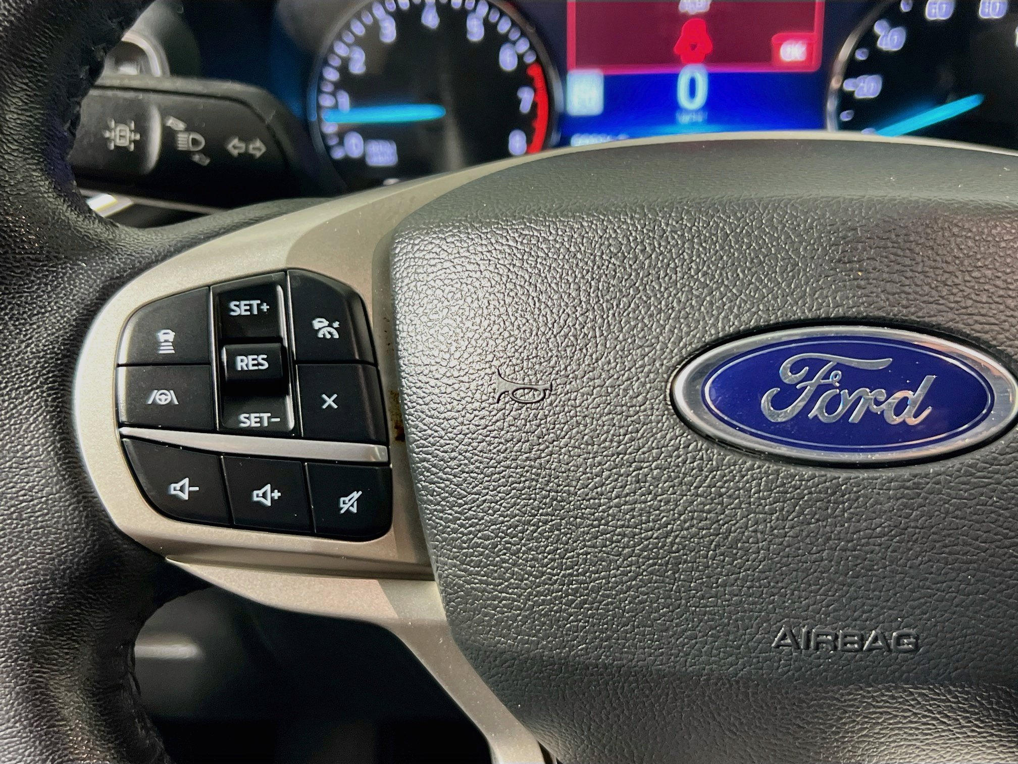 Used 2022 Ford Explorer XLT w/ Equipment Group 202A AWD/4WD image 17
