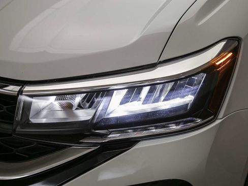 Used 2024 Volkswagen Taos SE w/ Panoramic Sunroof Package FWD image 8