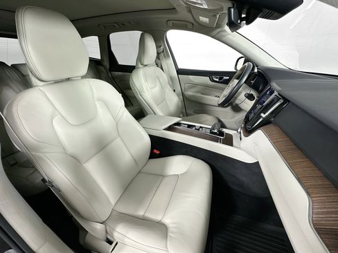 Used 2022 Volvo XC60 B5 Momentum w/ Protection Package Premier image 27
