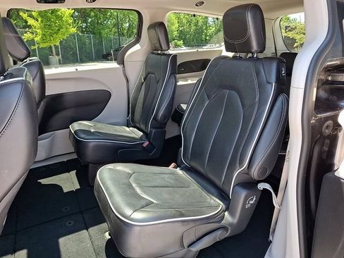 Used 2023 Chrysler Pacifica Limited FWD image 14