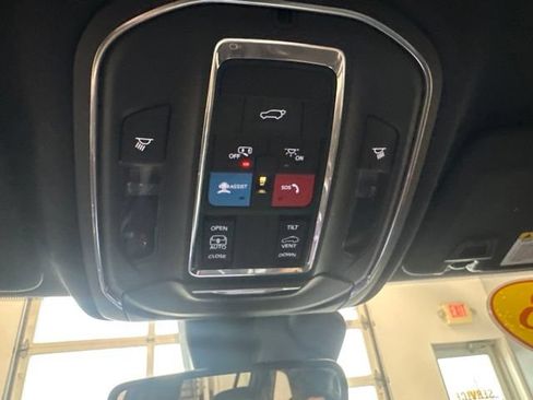 Used 2023 Jeep Grand Cherokee Altitude AWD/4WD image 13