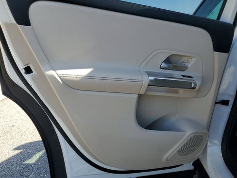 Used 2020 Mercedes-Benz GLB 250 4MATIC image 17