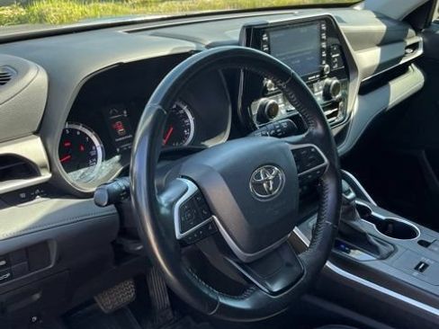Used 2022 Toyota Highlander LE FWD image 6