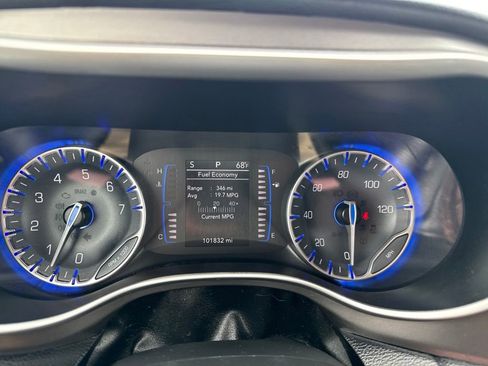 Used 2020 Chrysler Pacifica Touring-L FWD image 11