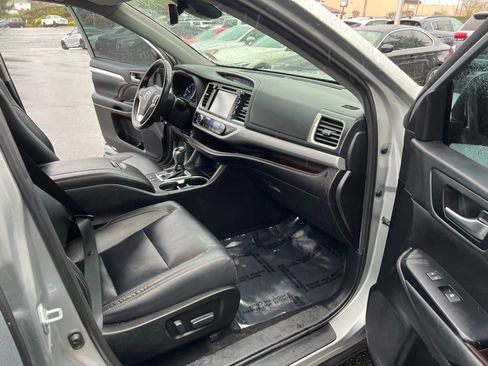 Used 2019 Toyota Highlander XLE AWD/4WD image 27