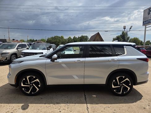 Used 2023 Mitsubishi Outlander SE FWD image 4
