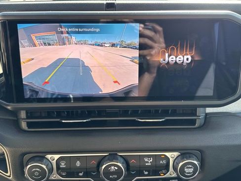 Used 2025 Jeep Gladiator Sport image 28