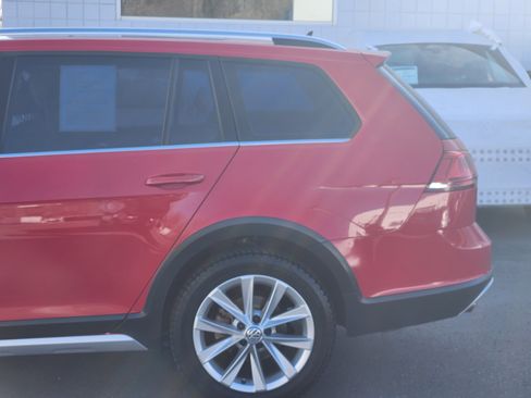 Used 2017 Volkswagen Golf Alltrack S image 3