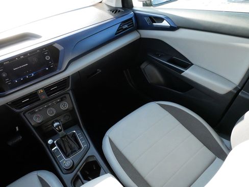 Used 2022 Volkswagen Taos SE w/ Panoramic Sunroof Package image 11