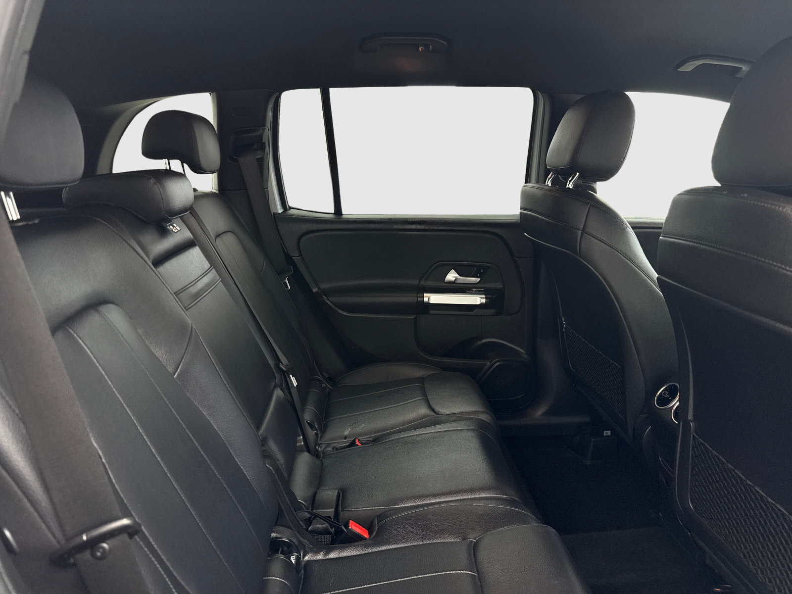 Used 2020 Mercedes-Benz GLB 250 4MATIC w/ Parking Assistance Package image 45