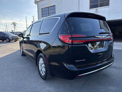 Used 2025 Chrysler Pacifica Select FWD image 5