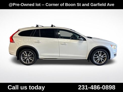 Used 2016 Volvo V60 T5 Cross Country Platinum AWD/4WD image 6