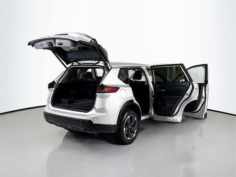 Used 2024 Nissan Rogue SV image 26