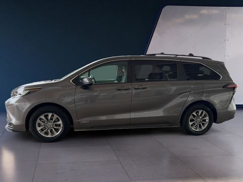 Used 2021 Toyota Sienna LE image 2