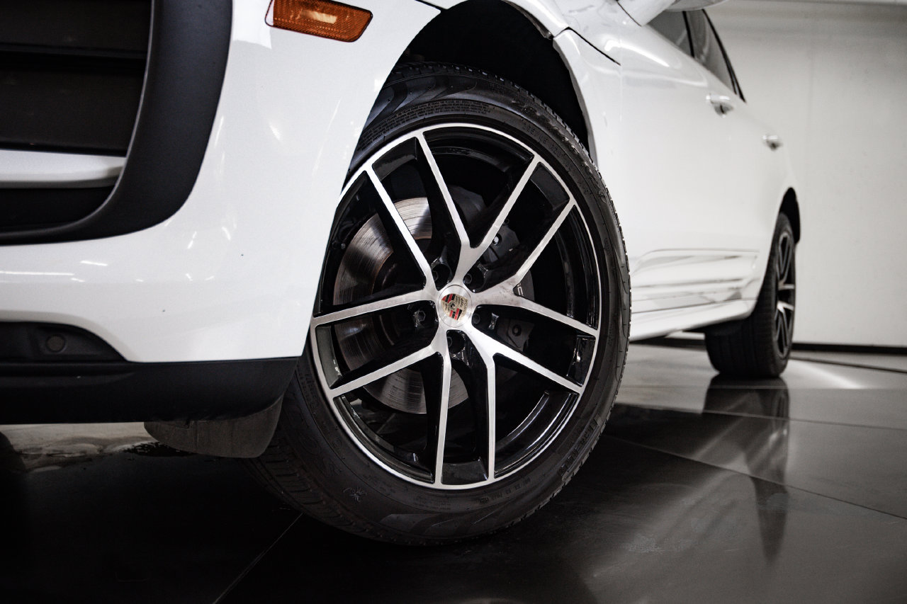 Certified 2024 Porsche Macan AWD/4WD image 12