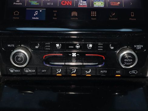 Used 2022 Jeep Grand Cherokee Overland w/ Luxury Tech Group IV AWD/4WD image 25