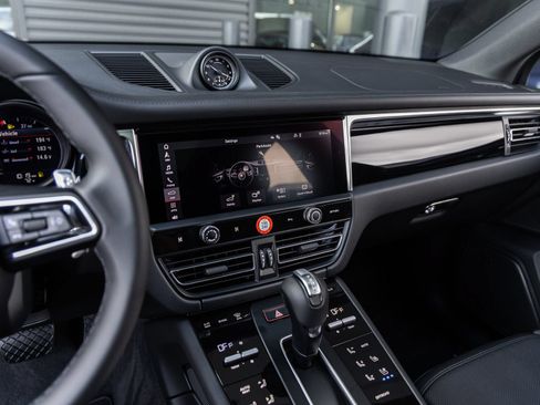 Certified 2026 Porsche Macan AWD/4WD image 31