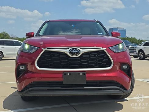 Used 2023 Toyota Highlander XLE FWD image 2