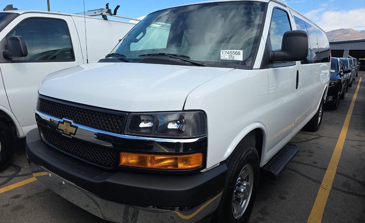 Used 2025 Chevrolet Express 3500 LT w/ LT Preferred Equipment Group RWD image 4