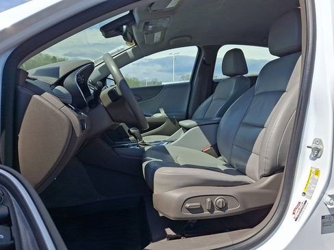 Used 2017 Chevrolet Malibu LT w/ Leather Package image 13