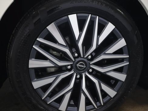 Used 2024 Nissan Altima 2.5 SV FWD image 33