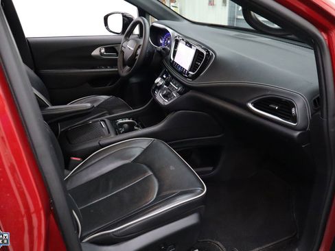 Used 2025 Chrysler Pacifica Limited image 29