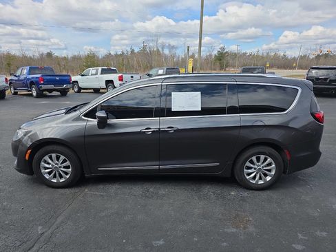 Used 2018 Chrysler Pacifica Touring-L Plus image 9