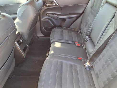 Used 2024 Mitsubishi Outlander SE image 11