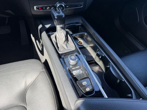 Used 2020 Volvo XC60 T5 Momentum image 16