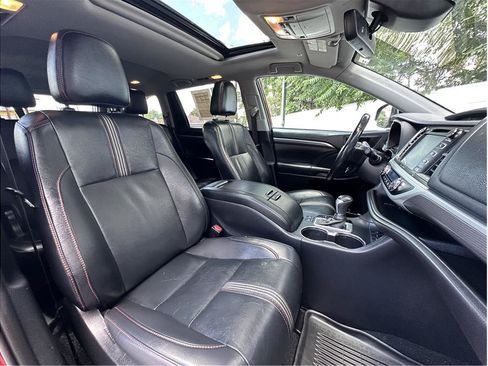 Used 2019 Toyota Highlander SE AWD/4WD image 4