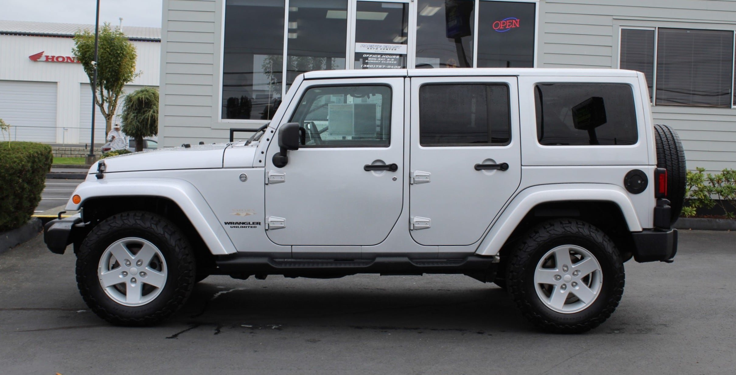 Used 2012 Jeep Wrangler Unlimited Sahara w/ Connectivity Group AWD/4WD image 3