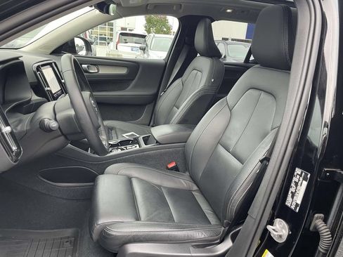 Used 2023 Volvo XC40 B5 Plus w/ Protection Package Premier AWD/4WD image 8