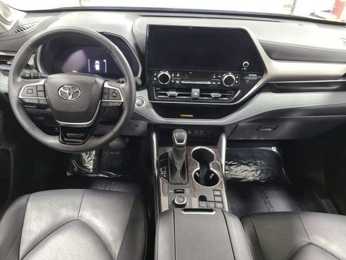 Certified 2024 Toyota Highlander Limited AWD/4WD image 2