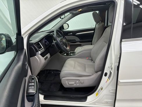 Used 2014 Toyota Highlander XLE image 9