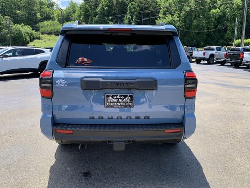 Used 2025 Toyota 4Runner SR5 AWD/4WD image 3