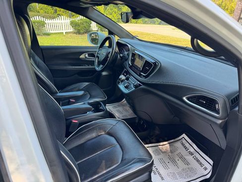 Used 2019 Chrysler Pacifica Limited w/ Advanced Safetytec Group FWD image 16