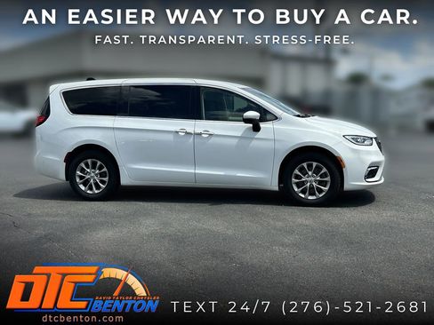 Used 2023 Chrysler Pacifica Touring-L AWD/4WD image 2