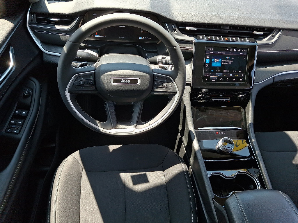 Used 2023 Jeep Grand Cherokee Laredo w/ Luxury Tech Group I AWD/4WD image 11