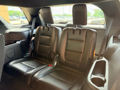 Used 2016 Ford Explorer XLT w/ Equipment Group 202A FWD image 19