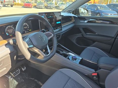 New 2026 Volkswagen Tiguan SEL R-Line image 17