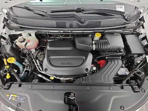 Used 2025 Chrysler Pacifica Select image 47
